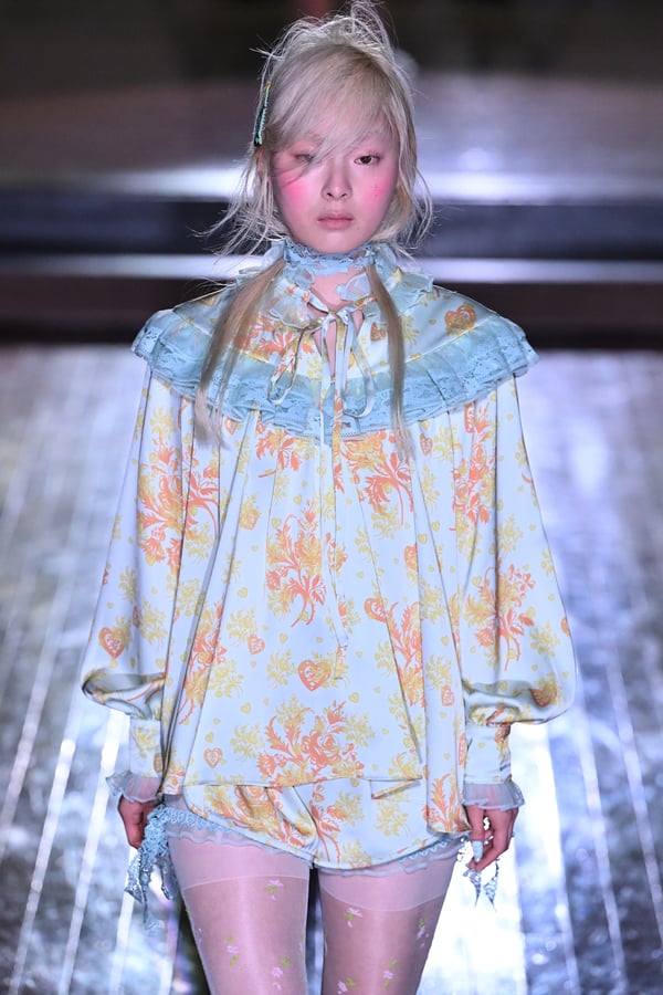 ランウェイを歩くモデル