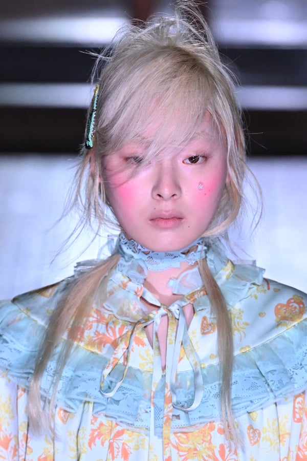 ランウェイを歩くモデル