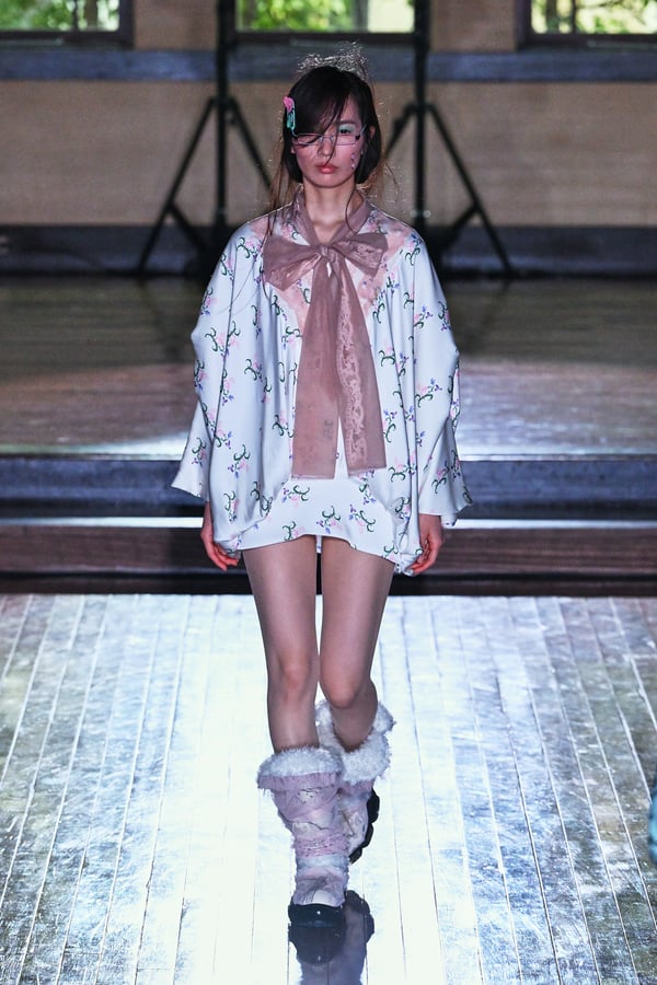 ランウェイを歩くモデル