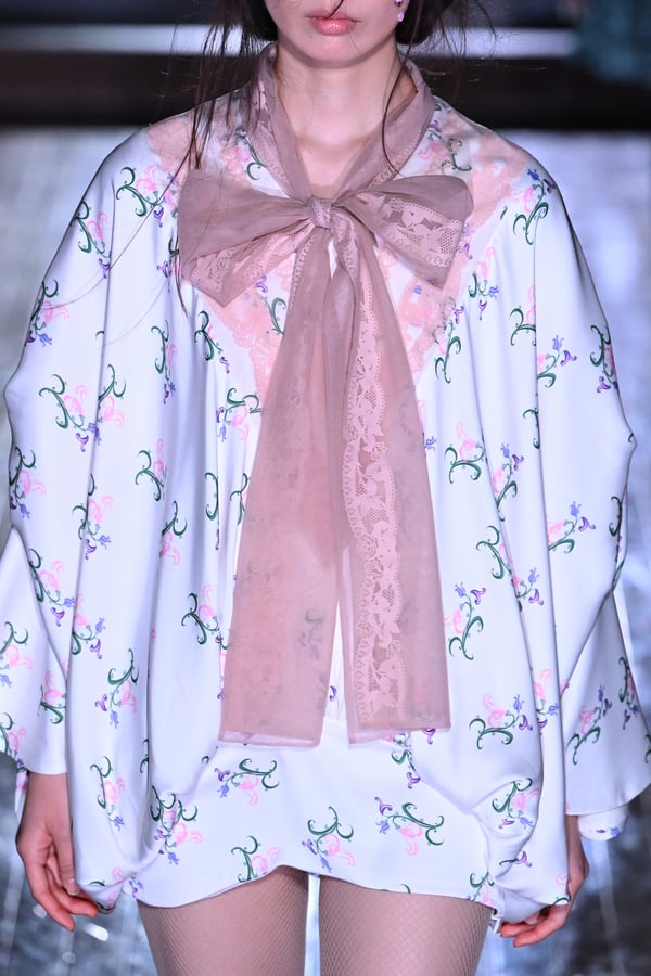 ランウェイを歩くモデル