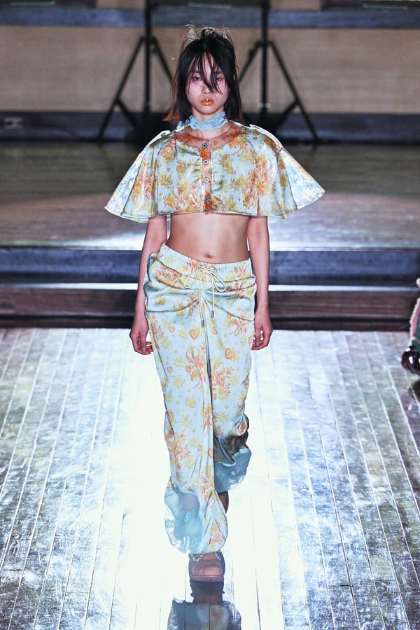 ランウェイを歩くモデル