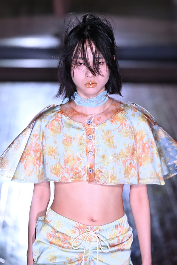 ランウェイを歩くモデル