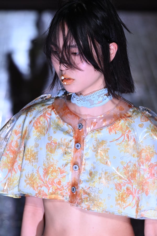 ランウェイを歩くモデル