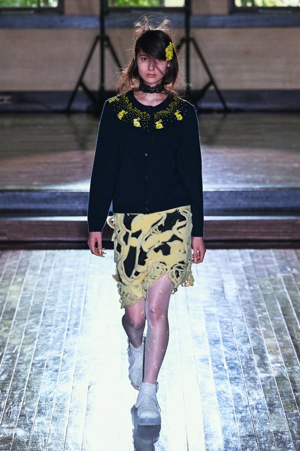 ランウェイを歩くモデル