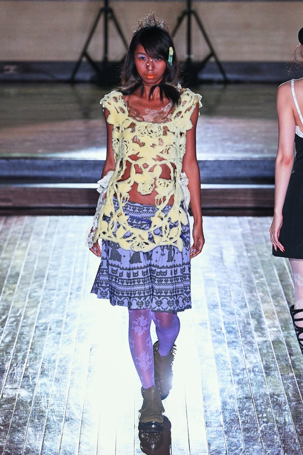 ランウェイを歩くモデル