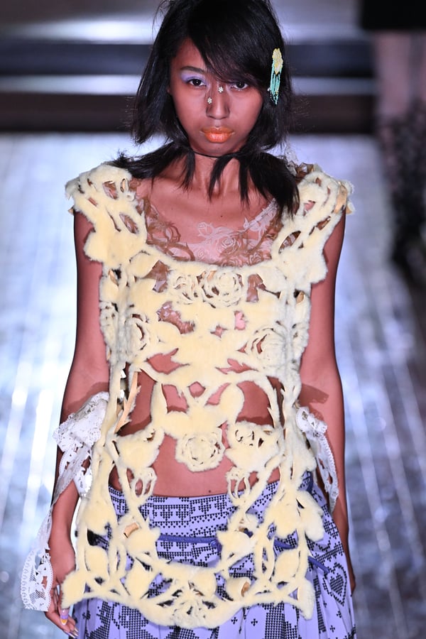 ランウェイを歩くモデル