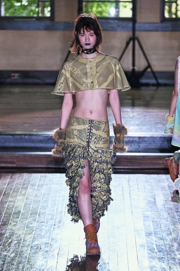 ランウェイを歩くモデル