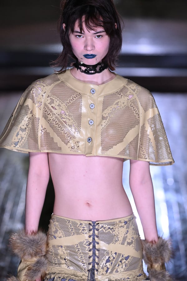 ランウェイを歩くモデル