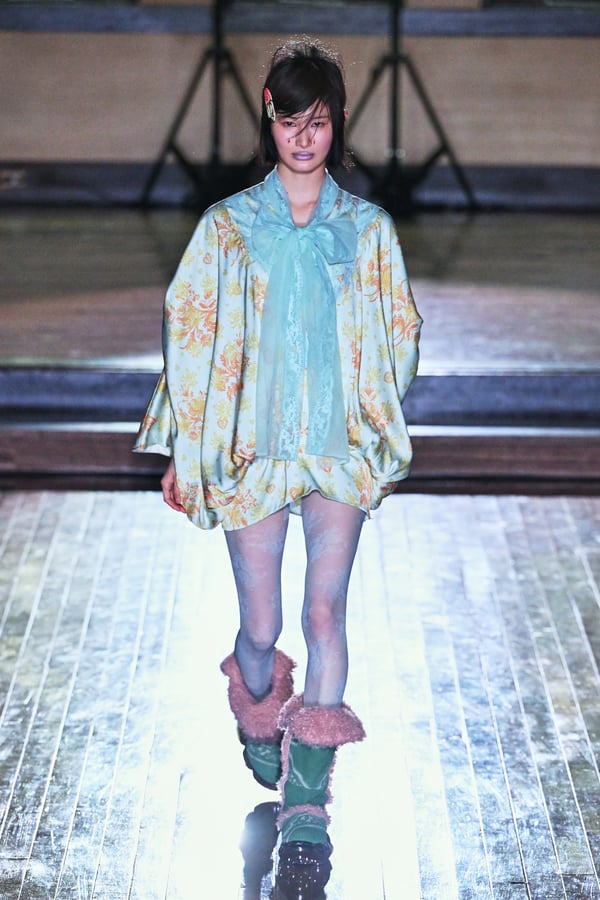 ランウェイを歩くモデル