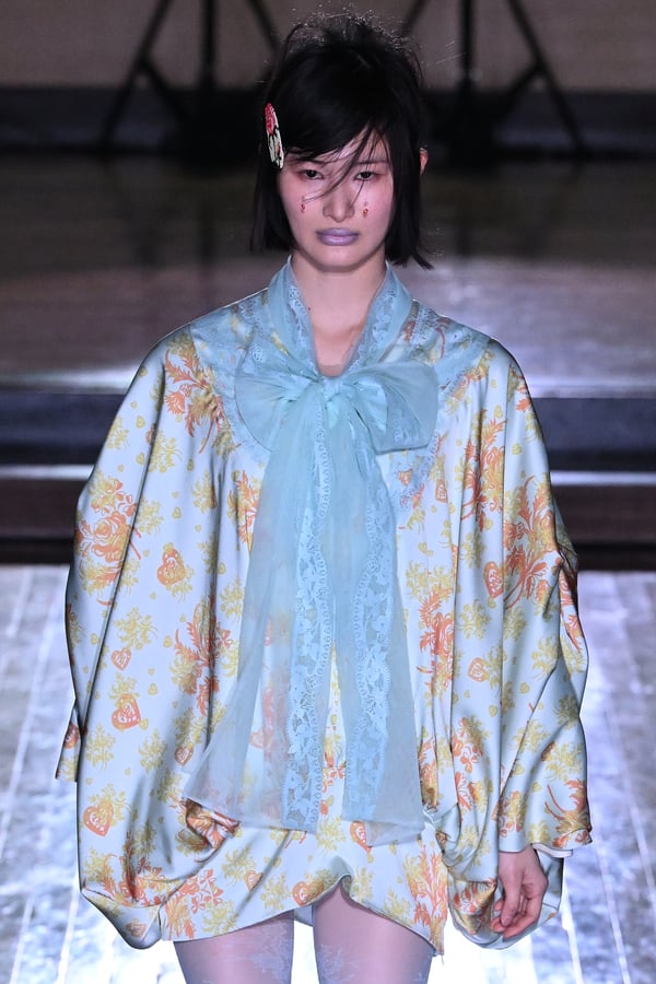 ランウェイを歩くモデル