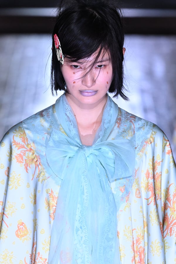 ランウェイを歩くモデル