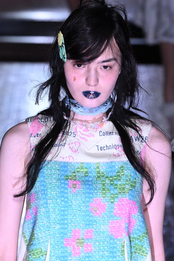 ランウェイを歩くモデル