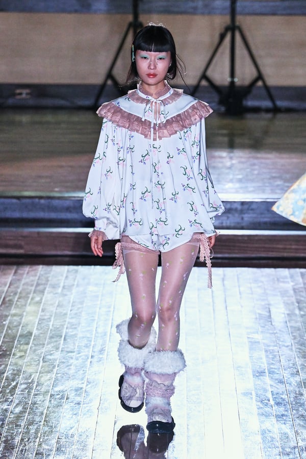 ランウェイを歩くモデル