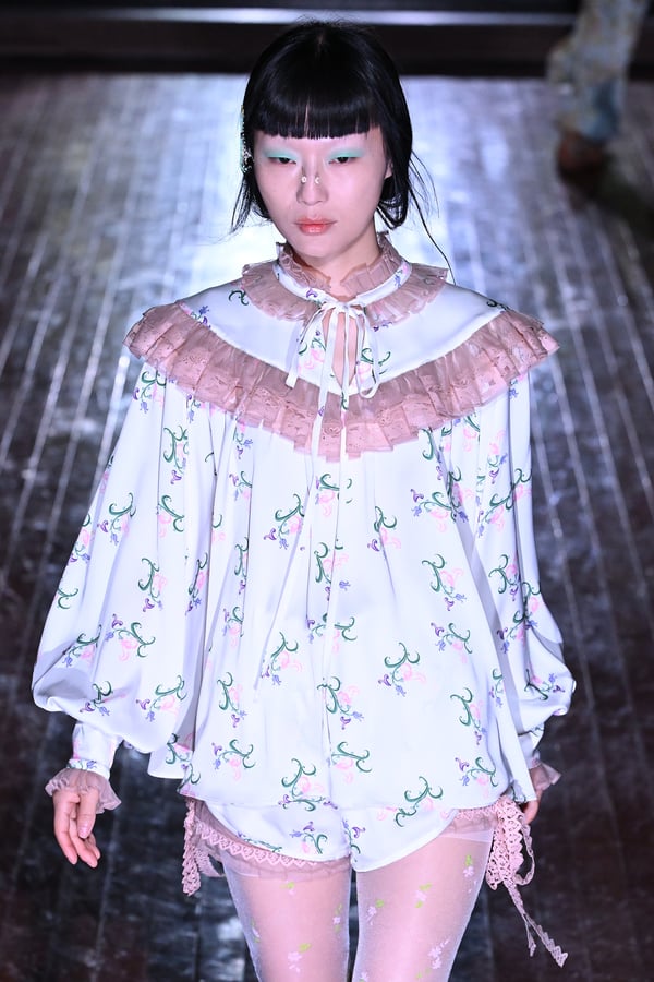 ランウェイを歩くモデル