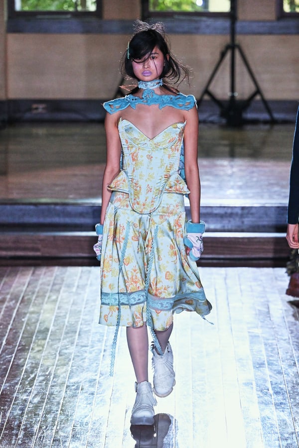 ランウェイを歩くモデル