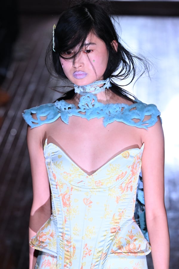 ランウェイを歩くモデル