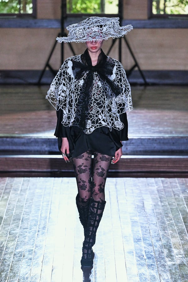 ランウェイを歩くモデル