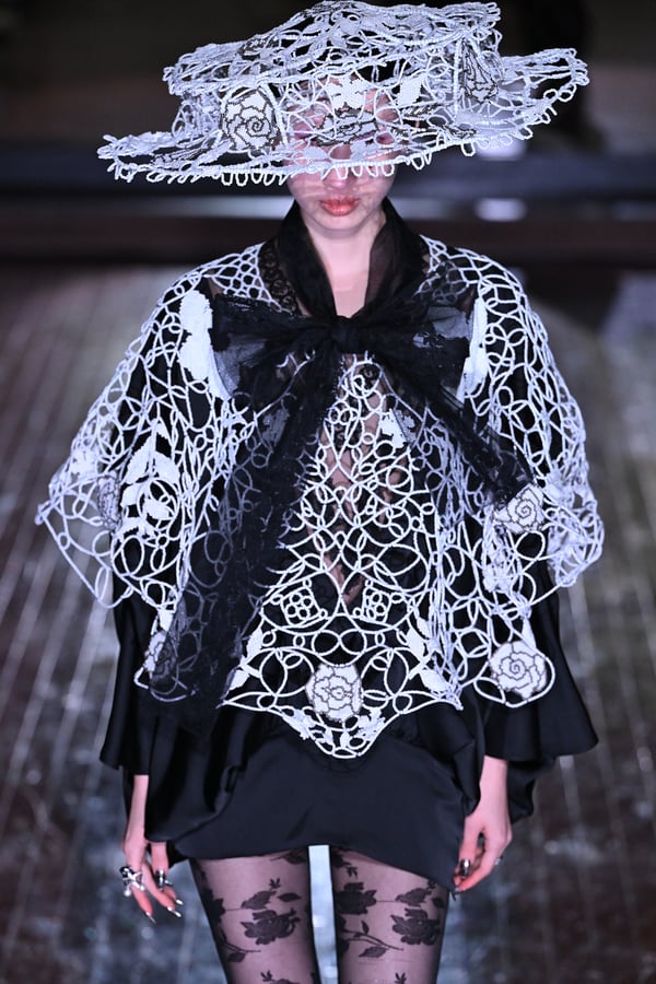 ランウェイを歩くモデル