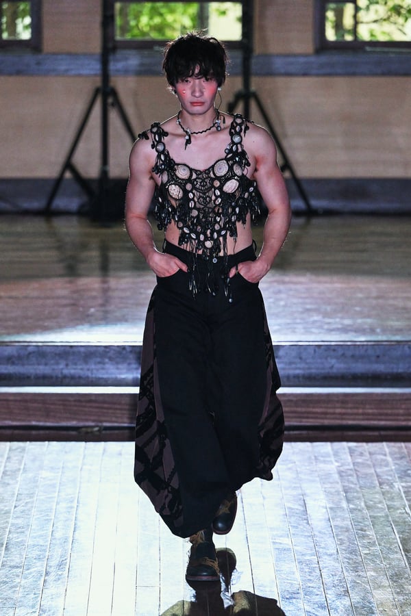 ランウェイを歩くモデル