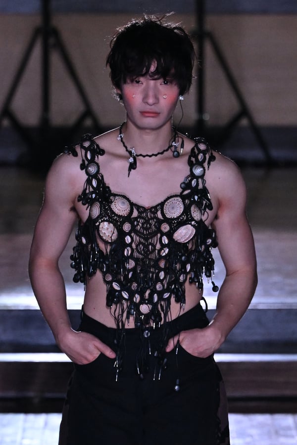 ランウェイを歩くモデル