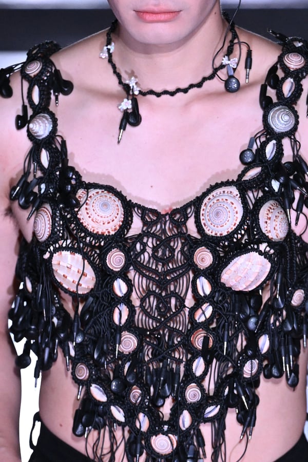 ランウェイを歩くモデル