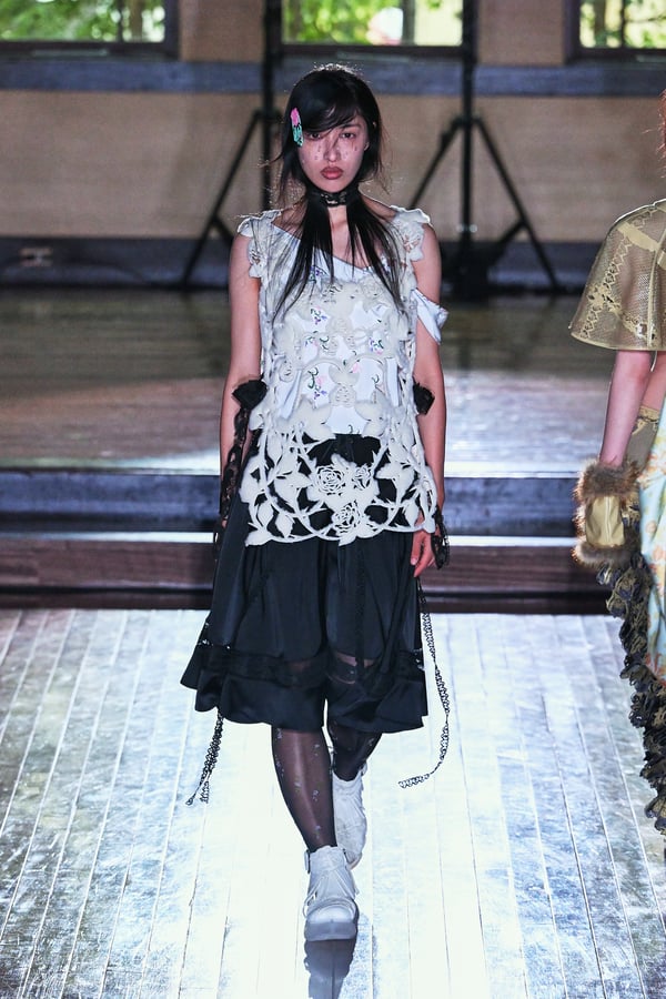 ランウェイを歩くモデル