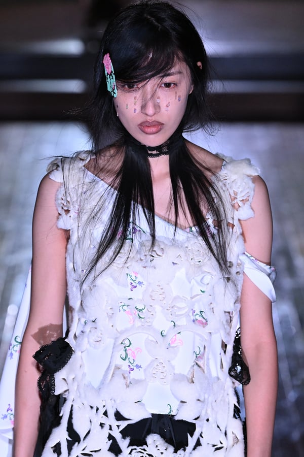 ランウェイを歩くモデル