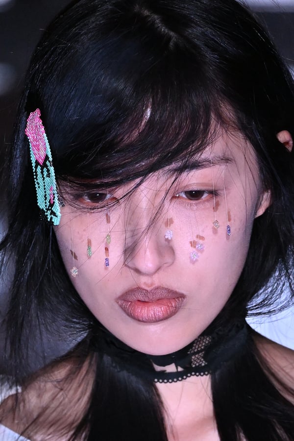 ランウェイを歩くモデル