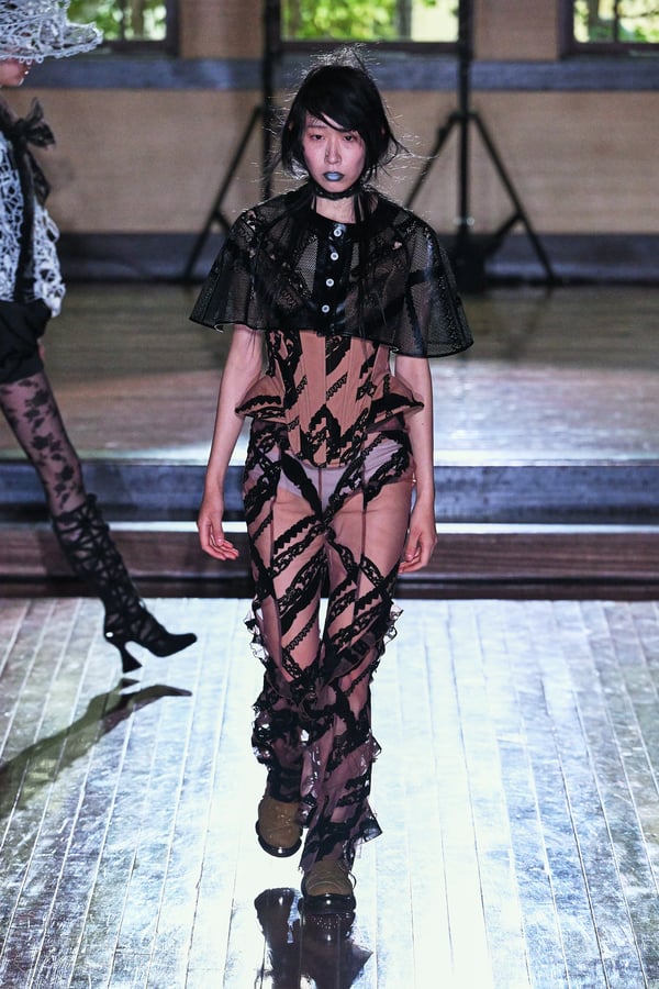 ランウェイを歩くモデル