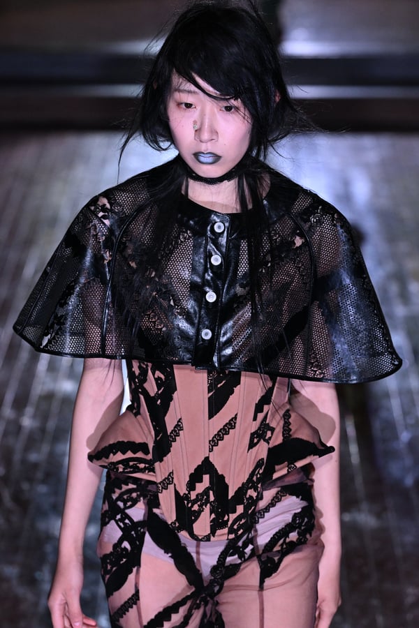 ランウェイを歩くモデル