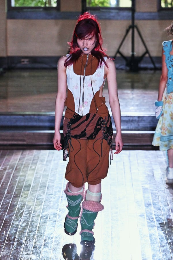 ランウェイを歩くモデル