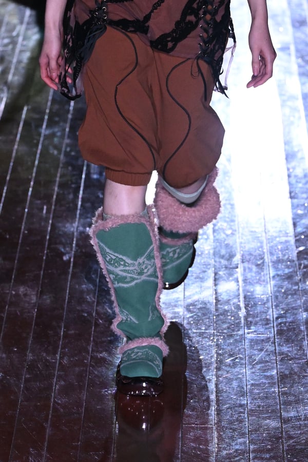 ランウェイを歩くモデル