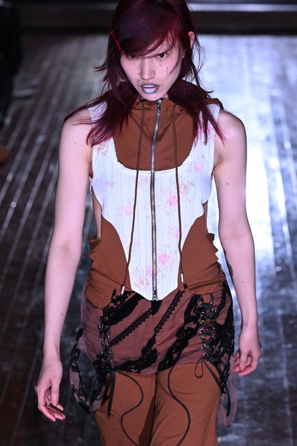 ランウェイを歩くモデル