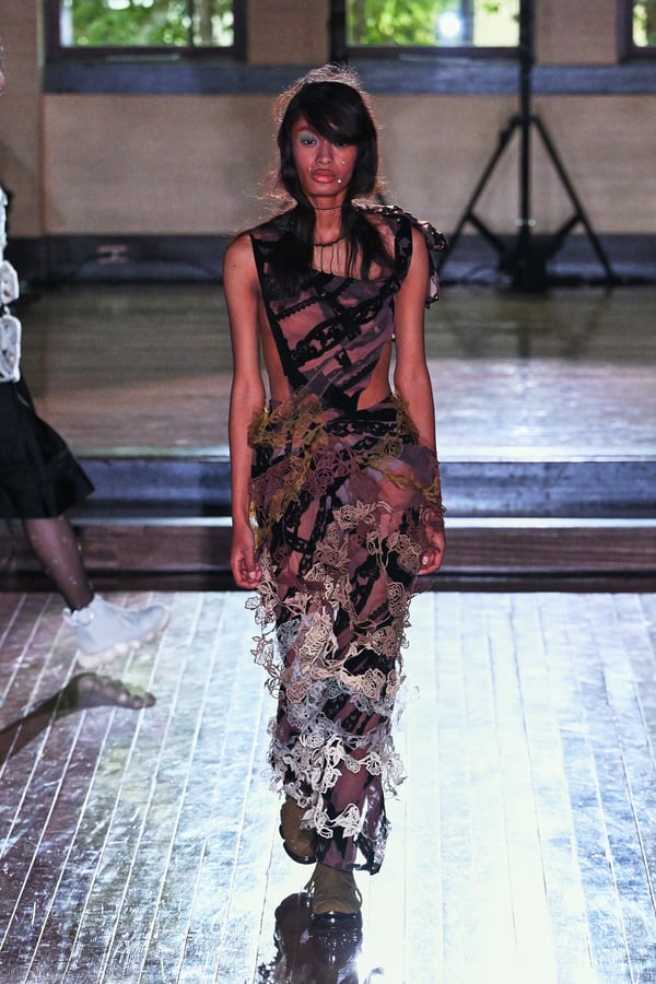 ランウェイを歩くモデル