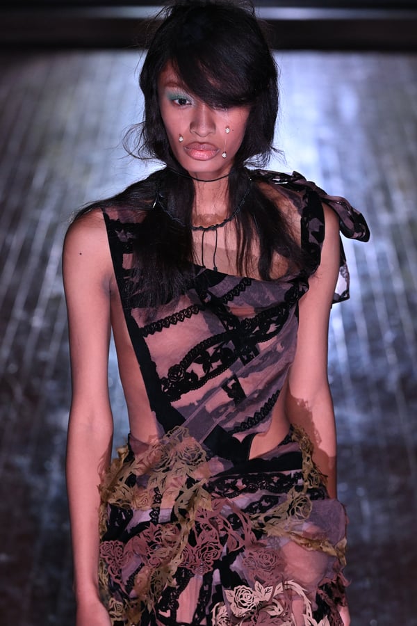 ランウェイを歩くモデル