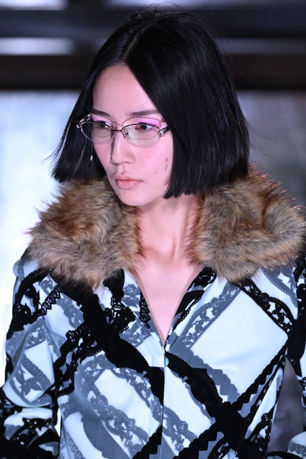 ランウェイを歩くモデル