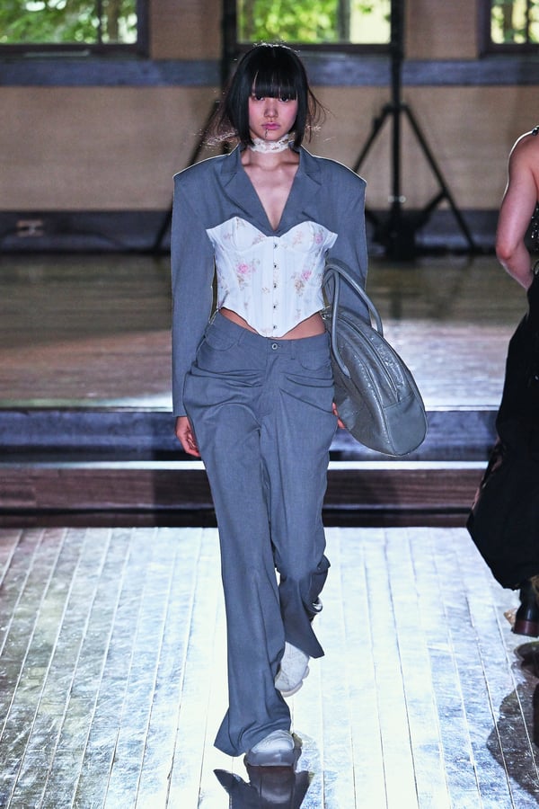 ランウェイを歩くモデル