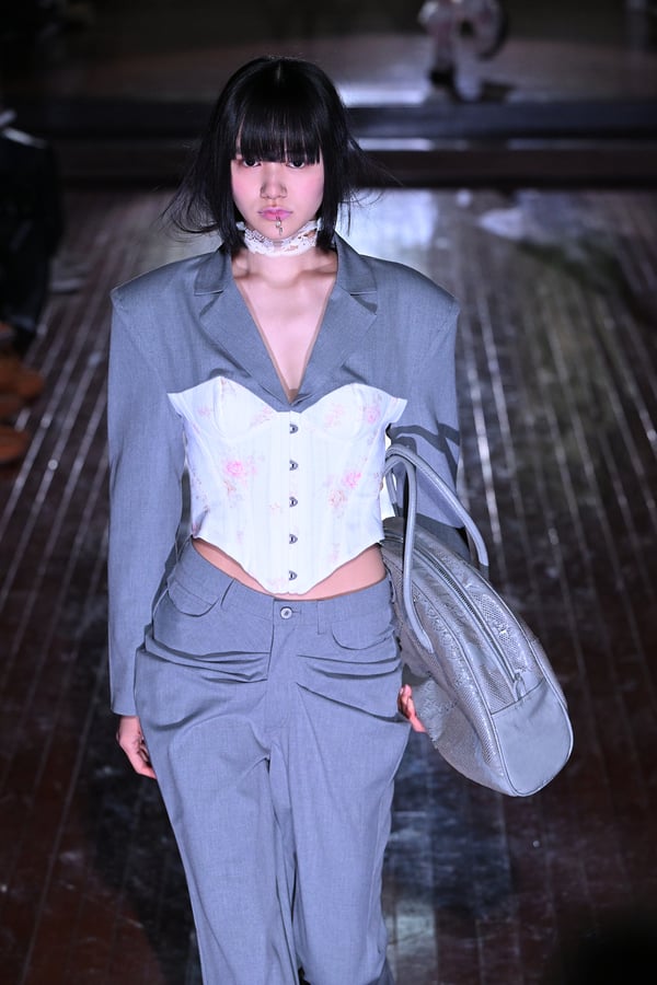 ランウェイを歩くモデル