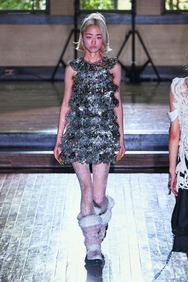 ランウェイを歩くモデル