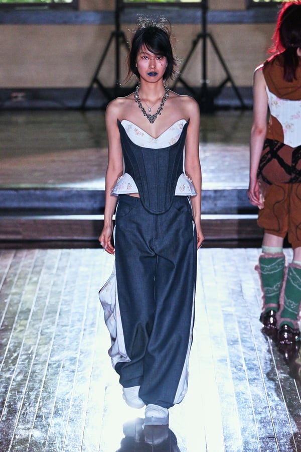 ランウェイを歩くモデル