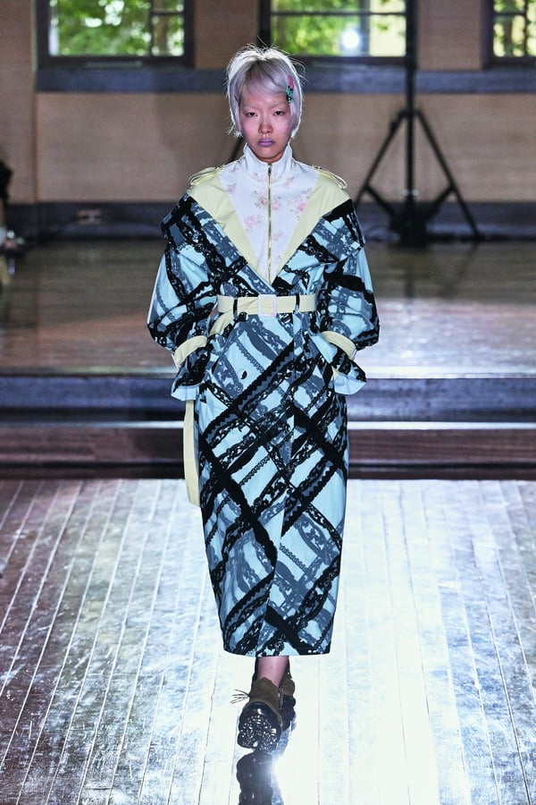 ランウェイを歩くモデル