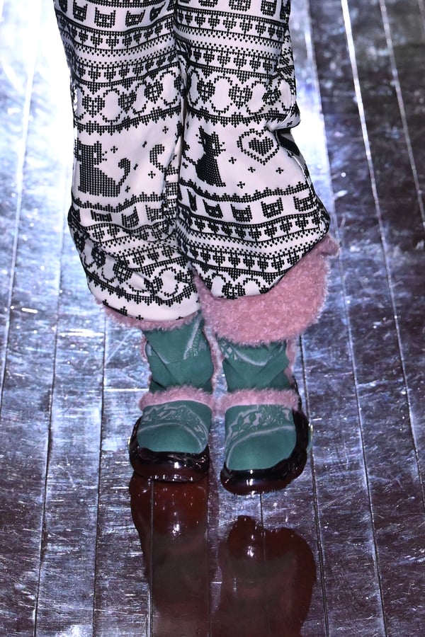 ランウェイを歩くモデル