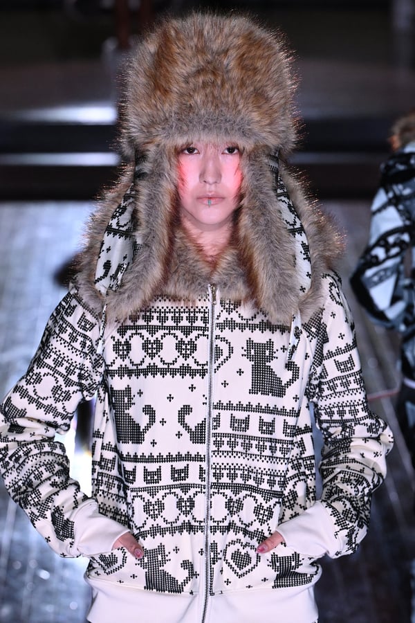 ランウェイを歩くモデル