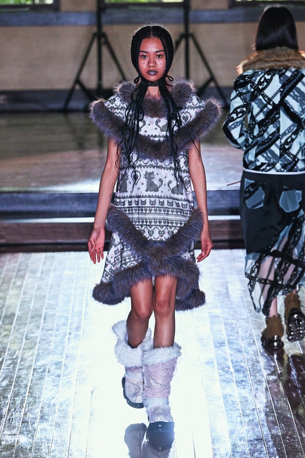 ランウェイを歩くモデル