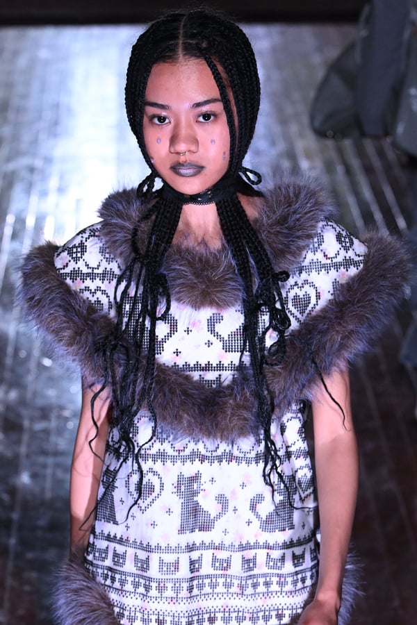 ランウェイを歩くモデル