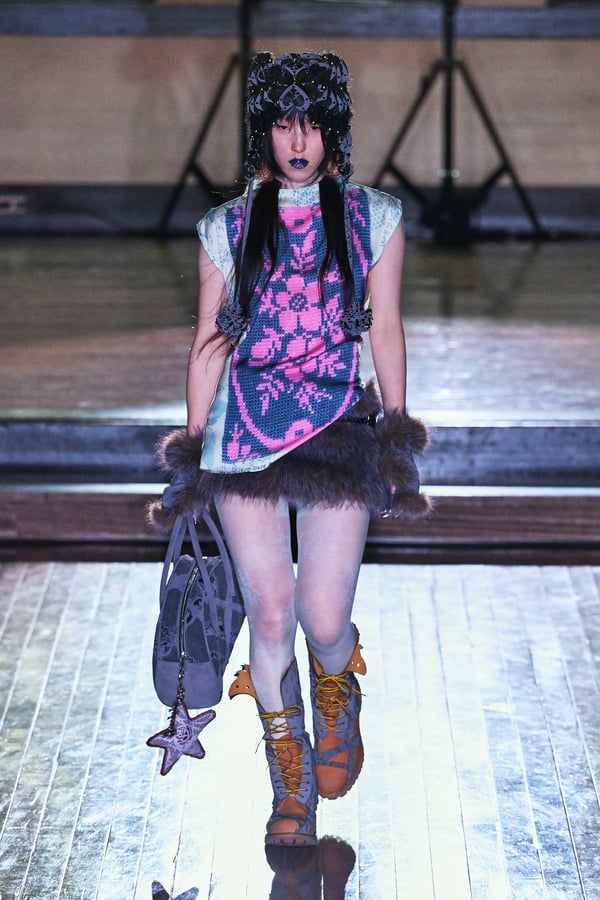 ランウェイを歩くモデル