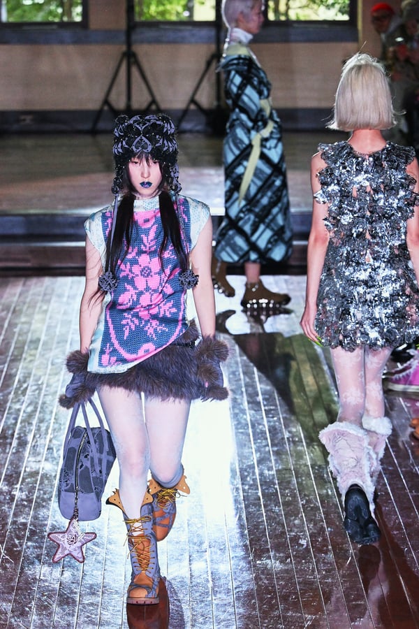 ランウェイを歩くモデル