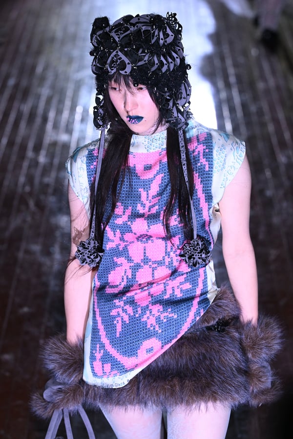 ランウェイを歩くモデル