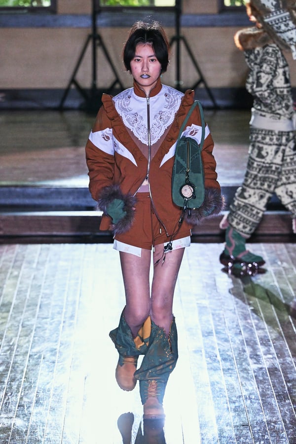 ランウェイを歩くモデル