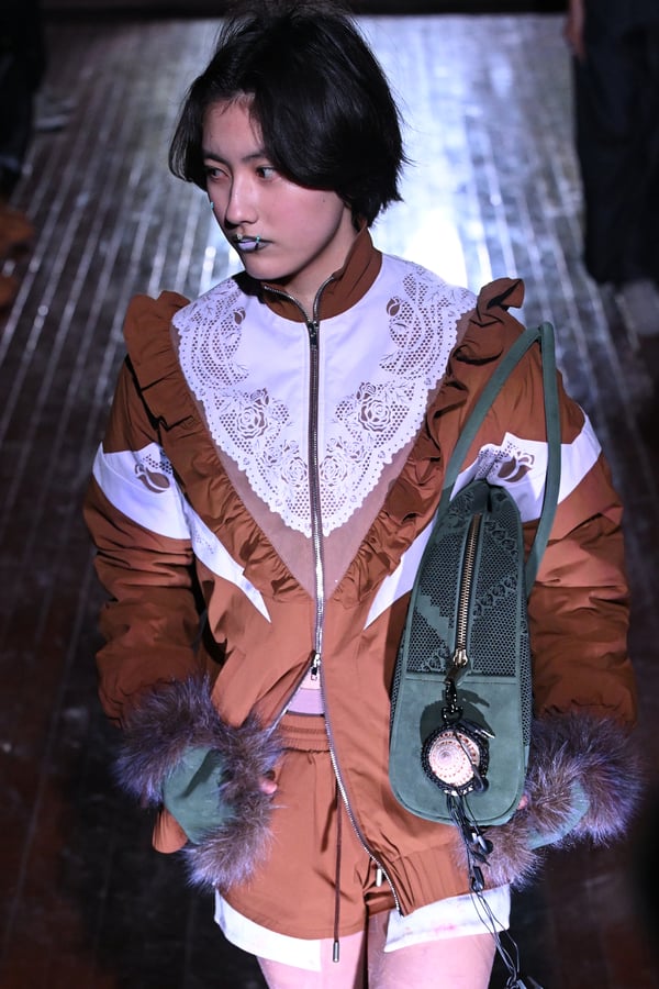 ランウェイを歩くモデル